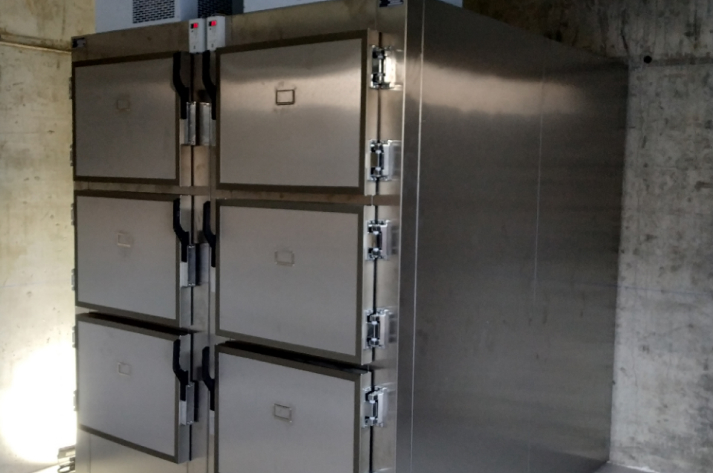 Características esenciales de cámaras frigoríficas para conservación cadavérica